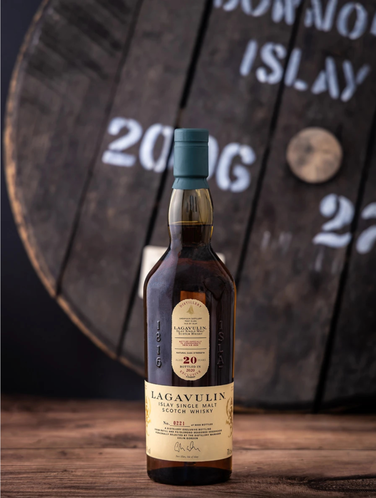 With a color of 18-carat gold, the smooth texture offers scents of bonfire smoke with powerful sweetness. Photo courtesy of Lagavulin