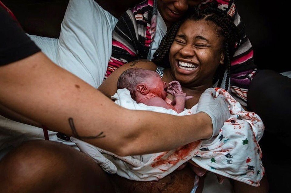 For women with non-complicated pregnancies, increasing numbers are turning to websites that can provide information and connect families with midwives, doulas and birthing centers, among hundreds of other potential out-of-hospital birth services.